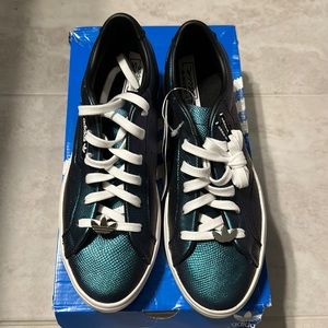 Adidas Sleek Iridescent Blue/Teal size 8 women’s